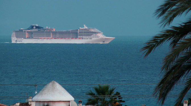 MSC Divina vor El Faro