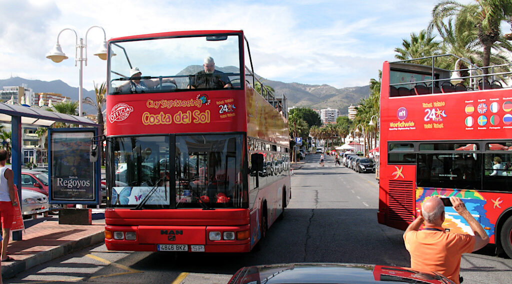 Sightseeing-Bus am Fähranleger von Benalmádena